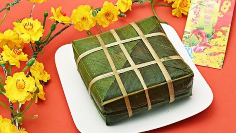 Kết hợp hoa mai, hoa đào cùng bánh chưng làm tăng sự ấm cúng và truyền thống ngày Tết.