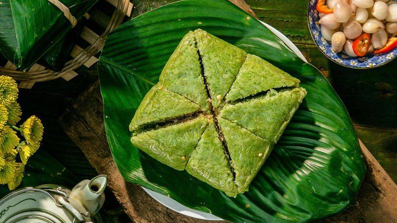 Bánh chưng đặt trong mâm cơm Tết là biểu tượng cho sự tròn đầy và đoàn viên.