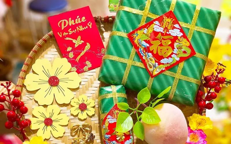 Giấy đỏ làm nổi bật bánh chưng, khiến mẹt trông rực rỡ và đầy sức sống.