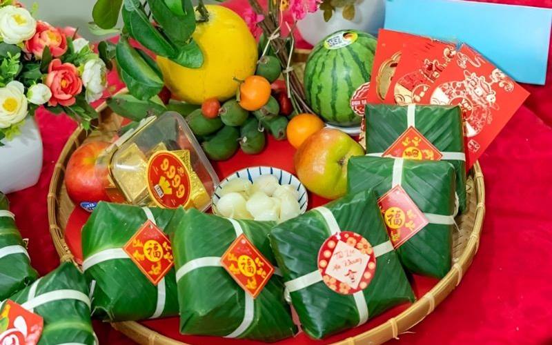 Sự kết hợp của bánh chưng và trái cây tạo nên mâm cỗ Tết đầy đủ và sung túc.