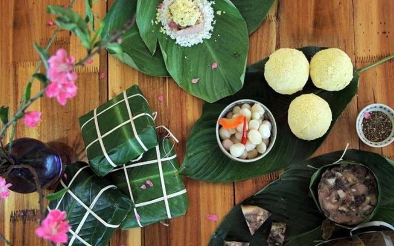 Bánh chưng hòa quyện cùng các món ăn Tết khác tạo nên không khí truyền thống đậm đà.