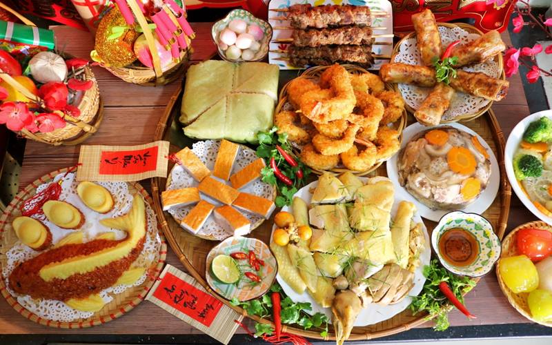 Sự kết hợp giữa bánh chưng và món đặc trưng làm tăng sự phong phú cho mâm cỗ ngày xuân.