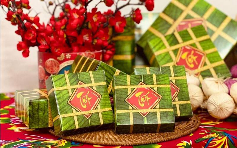 Dây hành tỏi được trang trí bên mẹt bánh chưng mang ý nghĩa xua đuổi điều xấu, cầu mong bình an.