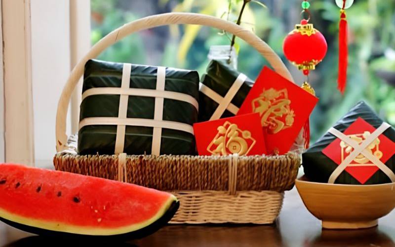 Bánh chưng trong giỏ tre mang đến không gian ấm áp và tinh tế hơn cho mâm cỗ.