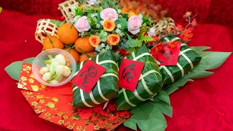 Mẹt bánh được điểm xuyết bao lì xì trông rực rỡ và đầy ý nghĩa.