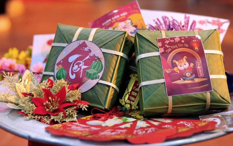 Giấy đỏ dán lên mẹt bánh chưng tạo nên một không gian đậm sắc xuân và truyền thống.