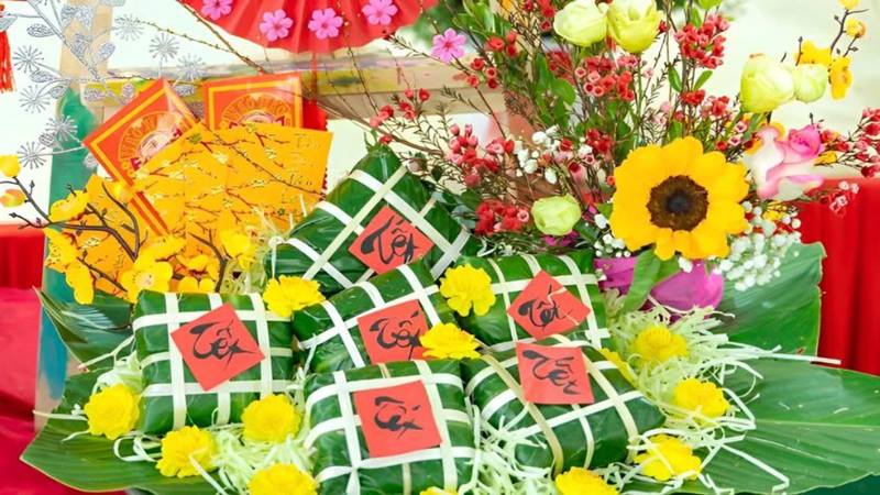 Hoa mai, hoa đào bên mâm bánh chưng mang đến không khí xuân rực rỡ và tươi mới.