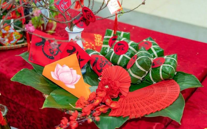 Câu đối Tết trên mẹt bánh chưng không chỉ trang trí mà còn gửi gắm lời chúc phúc đầu xuân.