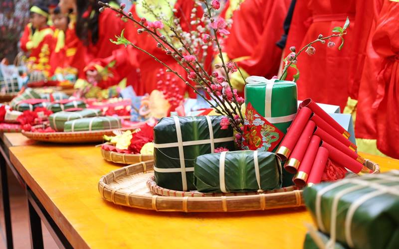 Trái cây tươi nhiều màu sắc làm điểm nhấn, khiến mâm bánh thêm nổi bật.