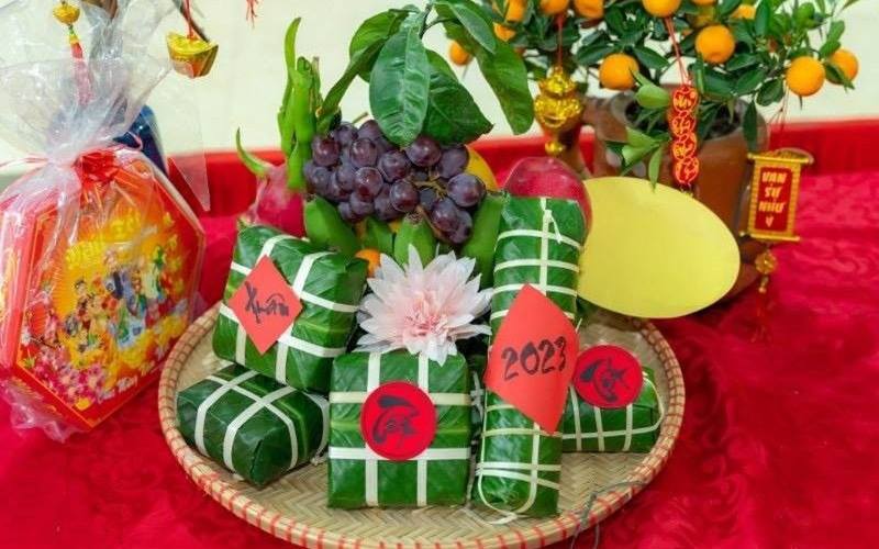 Hoa quả trên mâm bánh chưng biểu trưng cho sự sung túc và hạnh phúc cả năm.