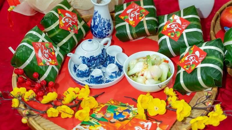 Những cành hoa nhẹ nhàng tô điểm, tạo nên sự hài hòa và đẹp mắt cho mâm cỗ.