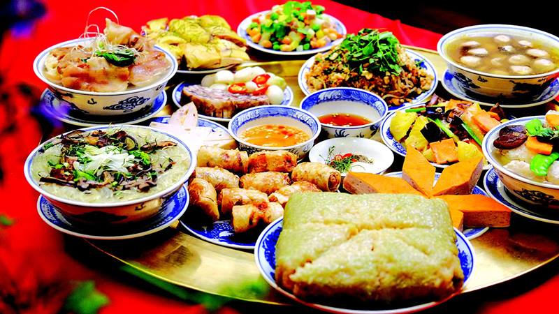 Mâm cơm Tết thêm phần đủ đầy và ý nghĩa khi có bánh chưng.