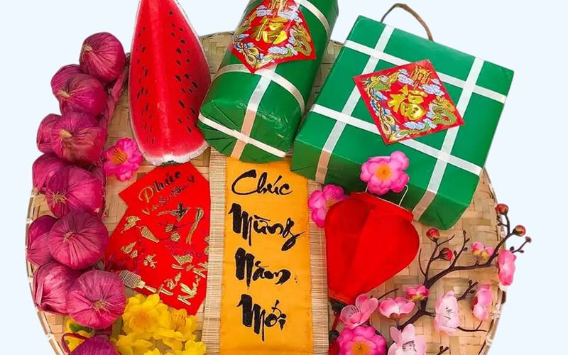 Sự xuất hiện của dây hành tỏi làm mẹt bánh thêm phần độc đáo và mới lạ.