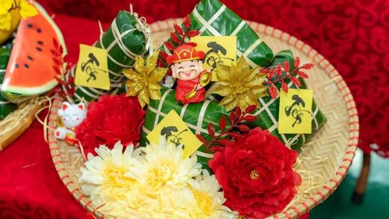 Sự kết hợp giữa bánh chưng và giỏ tre làm nổi bật nét giản dị nhưng không kém phần sang trọng.