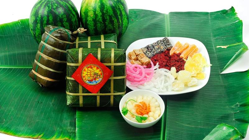 Bánh chưng và món ăn Tết tạo thành bức tranh ẩm thực đa dạng, đầy sắc xuân.