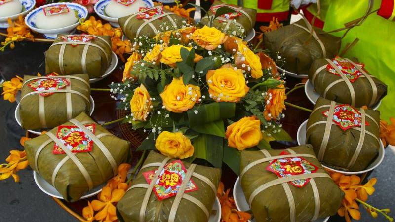 Hoa tươi trên mâm bánh chưng mang đến vẻ đẹp thanh thoát và tràn đầy sức sống.