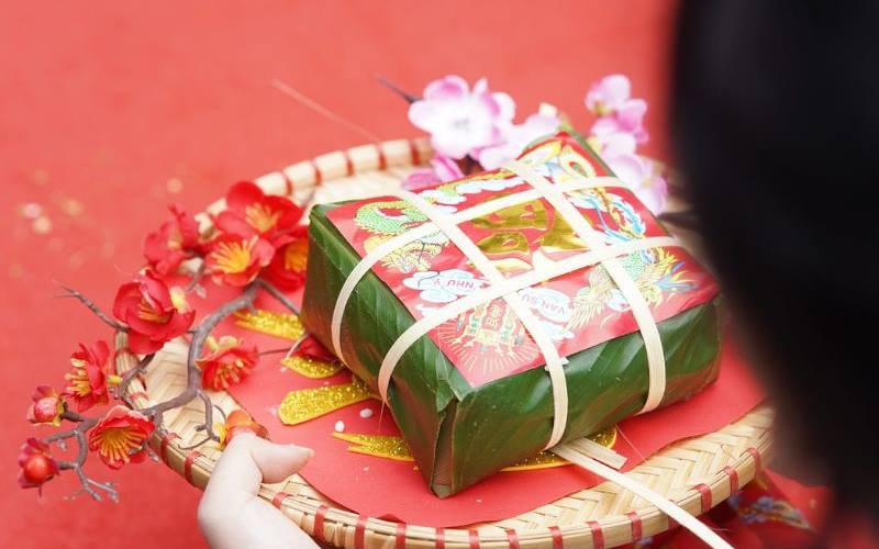 Sắc đỏ mang lại cảm giác ấm cúng và may mắn cho năm mới.