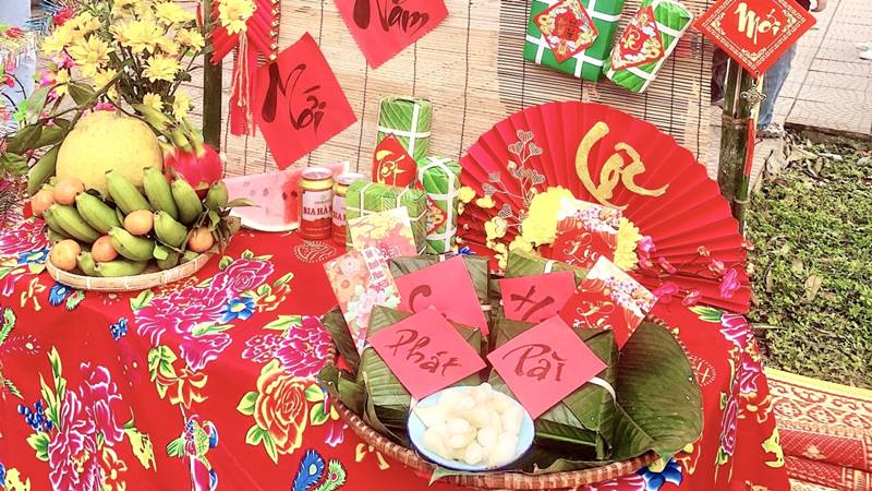Trang trí bao lì xì vừa đẹp mắt vừa truyền tải lời chúc năm mới sung túc.