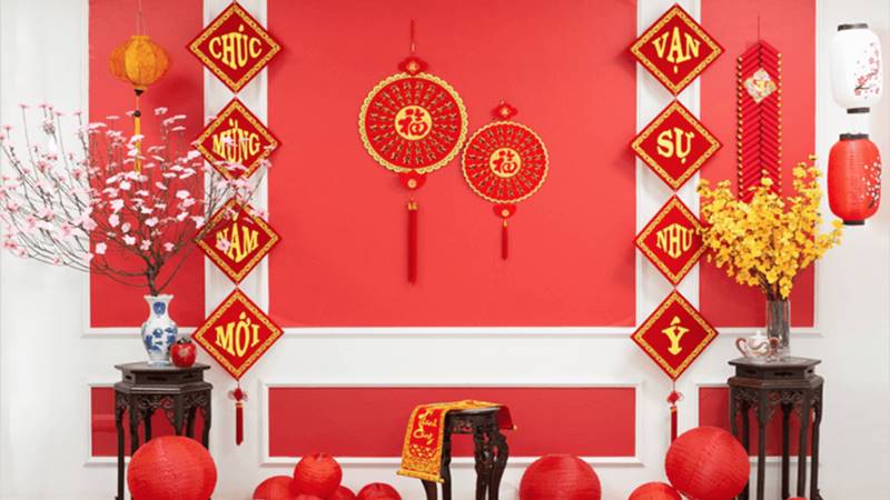 Trang trí phòng khách ngày Tết bằng câu đối đỏ