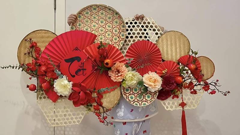 Trang trí phòng khách ngày Tết bằng mẹt tre