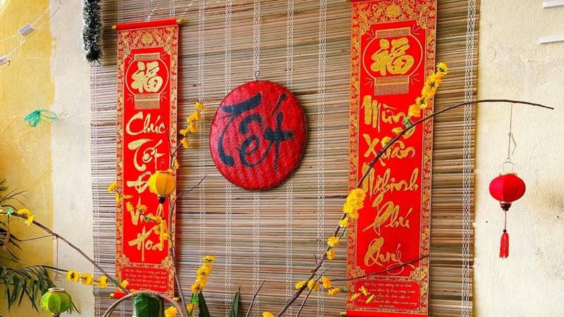 Trang trí phòng khách ngày Tết bằng mành tre