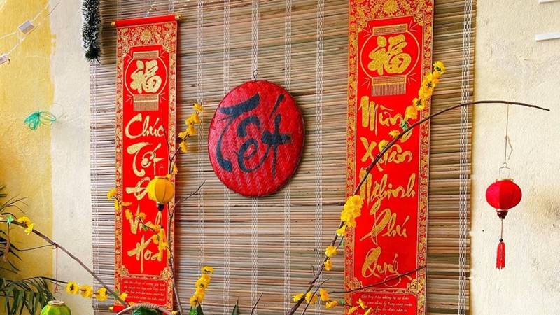 Trang trí cho cửa hàng ngày Tết với mành tre