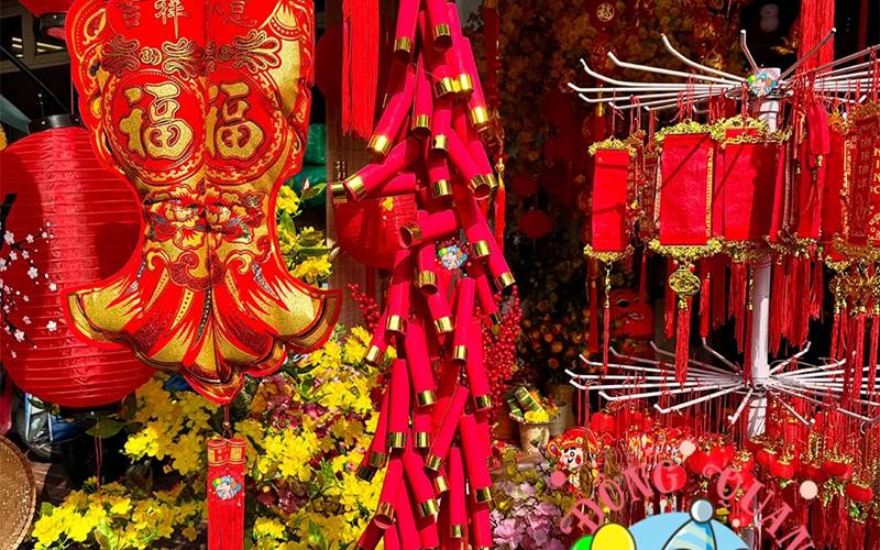Trang trí cho cửa hàng ngày Tết với tràng pháo