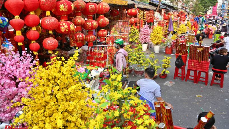 Trang trí cửa hàng ngày Tết