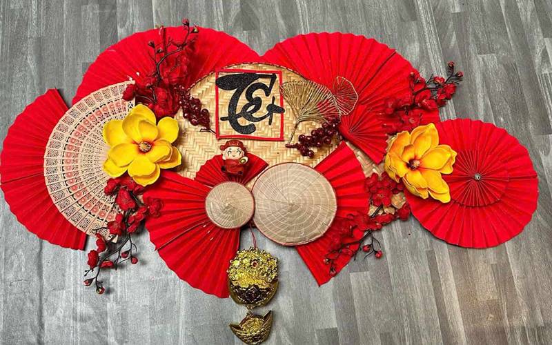 Trang trí cho cửa hàng ngày Tết với mẹt tre