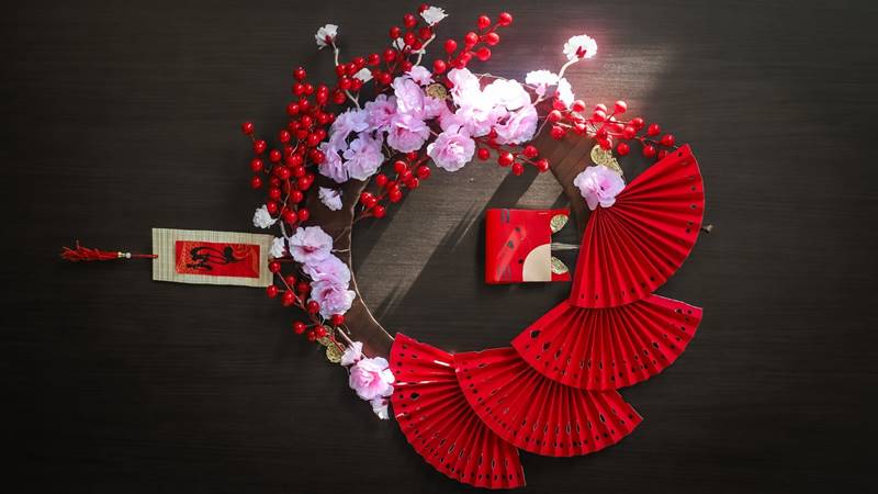 Trang trí cho cửa hàng ngày Tết với vòng hoa