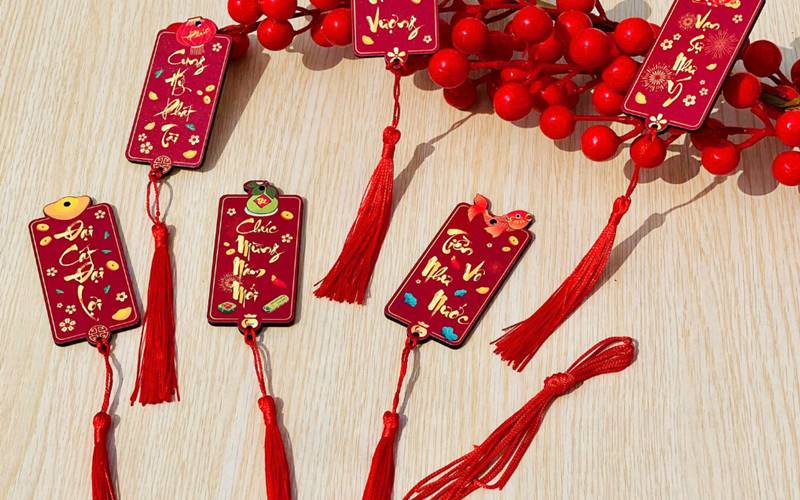 Mua phụ kiện trang trí Tết cho cửa hàng