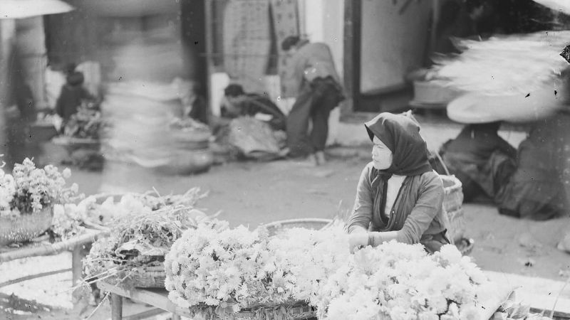 Người bán hoa cúc tại chợ Đồng Xuân