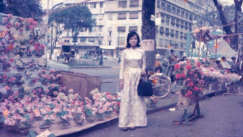 Cô gái đi du xuân