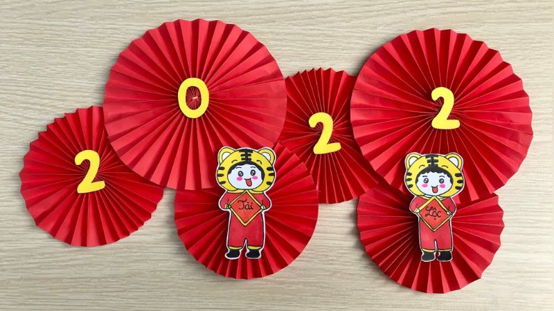 Mẫu quạt giấy Tết trang trí