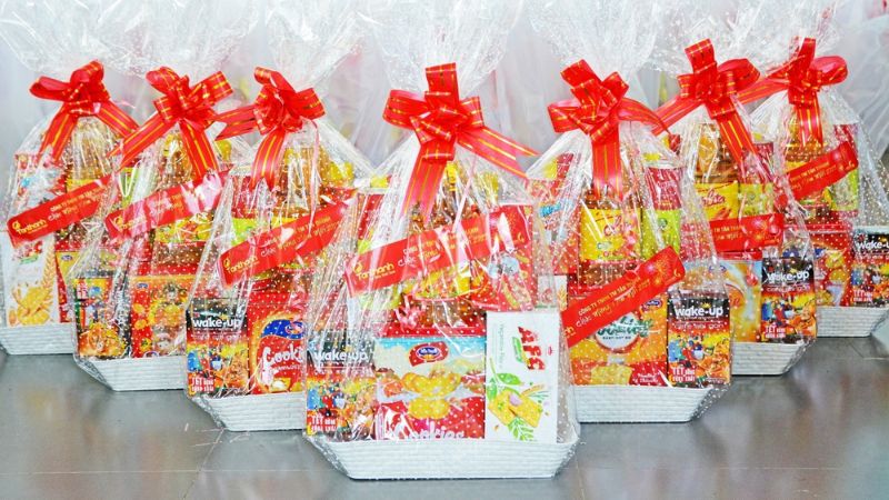 Gói quà Tết không cần giỏ bằng giấy gói