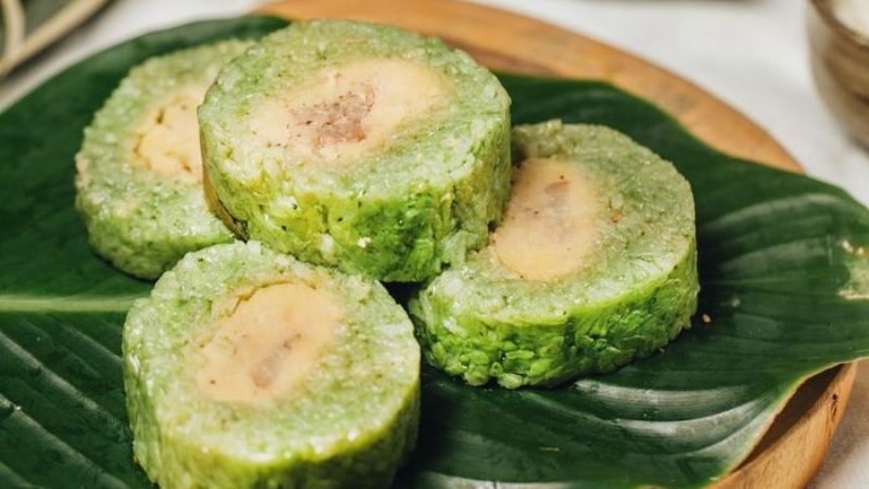 Cách gói bánh tét ngày Tết bằng lá dong