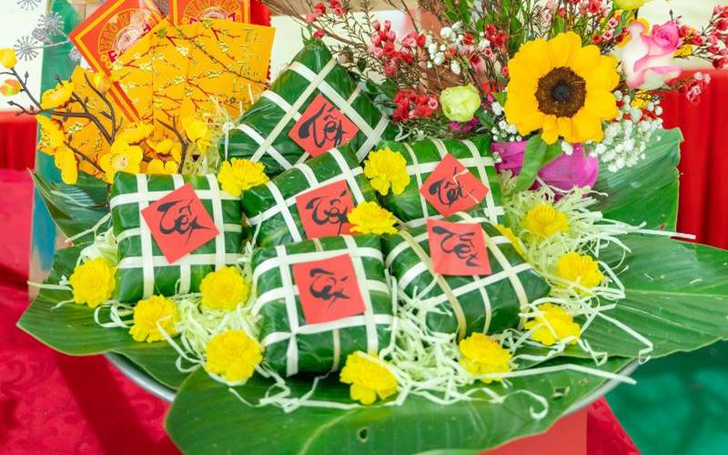 Trang trí mâm bánh chưng ngày Tết với hoa mai, hoa đào
