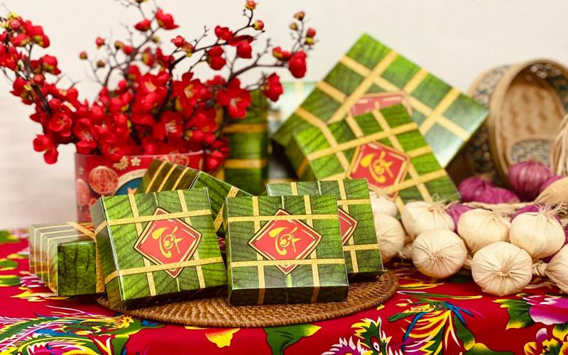 Trang trí mâm bánh chưng ngày Tết với dây hành tỏi
