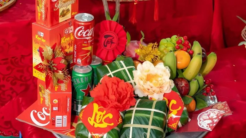 Mâm bánh chưng trang trí cùng trái cây
