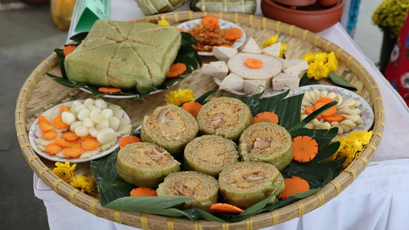 Trang trí mâm bánh chưng ngày Tết với các món ăn đặc trưng Tết