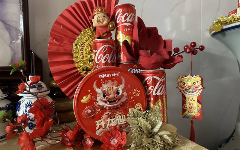 Tháp nước ngọt trang trí tết màu đỏ