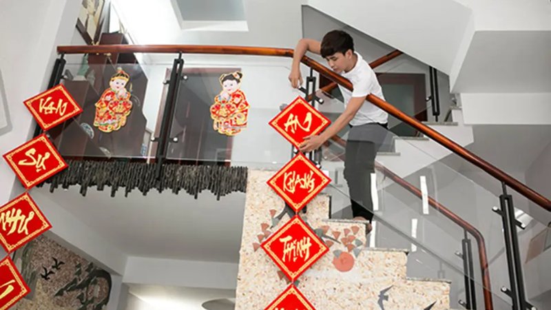 Trang trí cầu thang ngày Tết với lộc treo bảng gỗ Trang trí cầu thang ngày Tết với lộc treo bảng gỗ