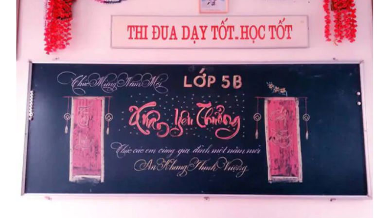 Mẫu trang trí bảng Tết bằng câu đối đỏ
