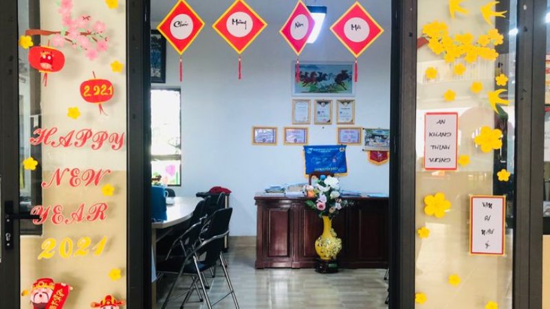 Sử dụng decal dán tường, cửa sổ để trang trí lớp học ngày Tết