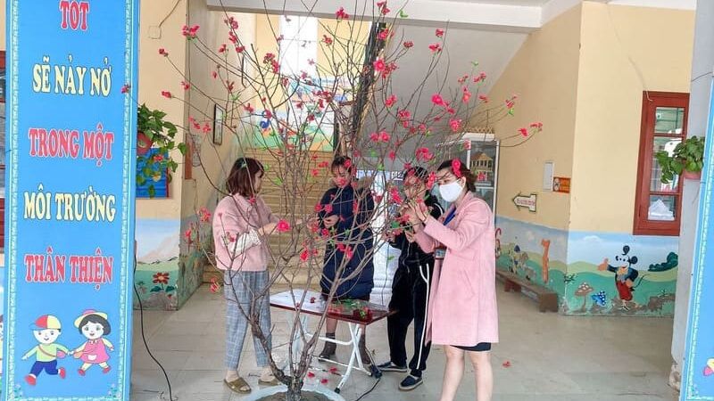 Cành đào được trang trí bắt mắt