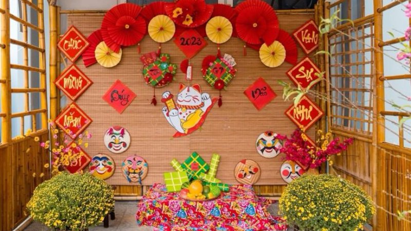 Kết hợp hình ảnh bánh chưng, bánh tét và món ăn truyền thống