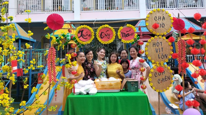 Trang trí gian hàng ẩm thực ngày Tết với màu sắc đặc trưng của ngày Tết Trang trí gian hàng ẩm thực ngày Tết với màu sắc đặc trưng của ngày Tết