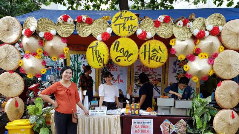 Sử dụng các vật liệu như tre, nứa, lá dừa, hoa tươi… để tạo nên một không gian gần gũi với thiên nhiên. Sử dụng các vật liệu như tre, nứa, lá dừa, hoa tươi… để tạo nên một không gian gần gũi với thiên nhiên.