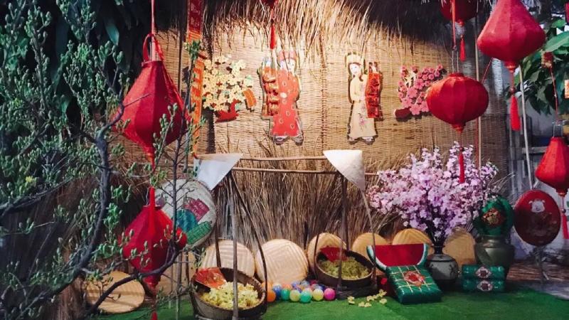 Trang trí gian hàng ẩm thực ngày Tết bằng đèn lồng và dây đèn Trang trí gian hàng ẩm thực ngày Tết bằng đèn lồng và dây đèn
