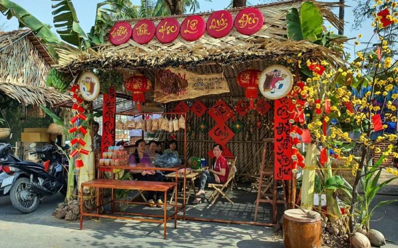 Trang trí gian hàng ẩm thực Tết phong cách truyền thống Trang trí gian hàng ẩm thực Tết phong cách truyền thống